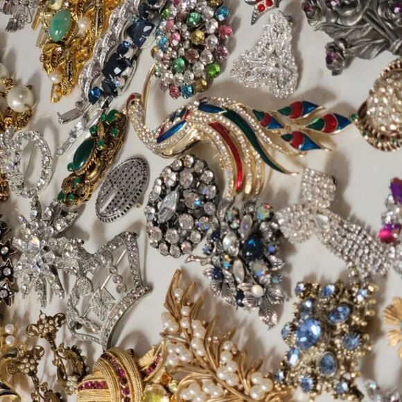 1.5 LB Vtg Mod HIGH END/ SIGNED jewelry lot~gold silver Rhinestones pearls beads - Picture 2 of 11